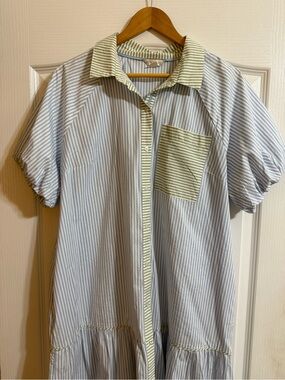 crown & ivy Light Blue and Cream Striped Short-Sleeve Button-Down